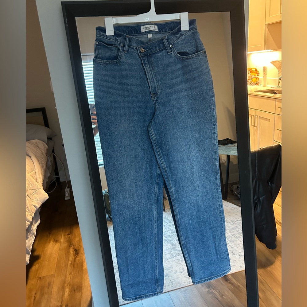 Abercrombie & Fitch “The 90s Straight Ultra High Rise Curve Love” Jean